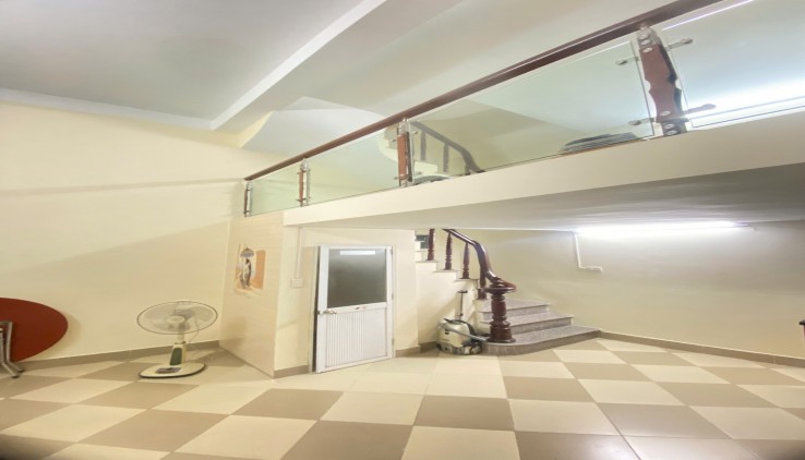 Cho làm cà phê sân vườn Nhà nguyên căn Phố Nguyễn Thái Học, 35m2, 4 tầng, 12 Triệu